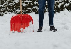 Top 5 savjeta kako ukloniti snijeg i led sa trotoara i prilaza